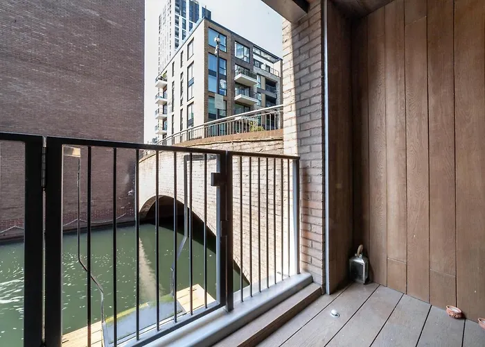 Stylish 2-Br Ground Floor Apt In Chelsea